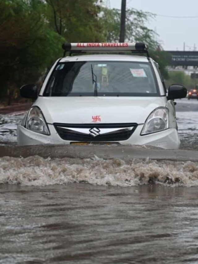 दिल्ली में बारिश का कहर! जलभराव और ट्रैफिक जाम से लोगों का जीना मुहाल